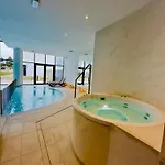 Elegance Red W Let's Sea Basen&spa Apartamento *