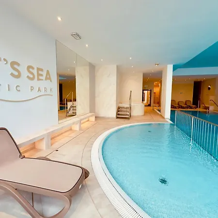 Elegance Red W Let's Sea Basen&spa Apartment *
